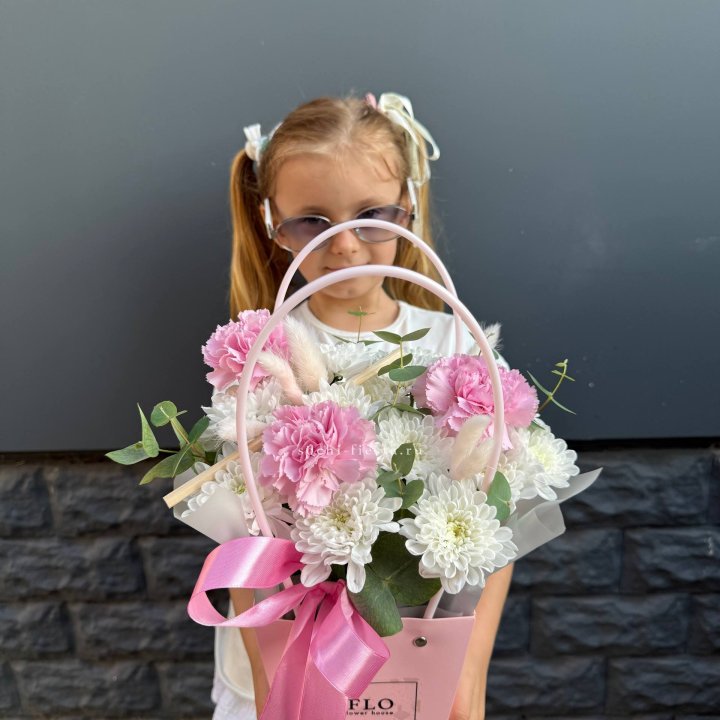 Сумочка из стойких хризантем и диантуса в Нижнем Новгороде