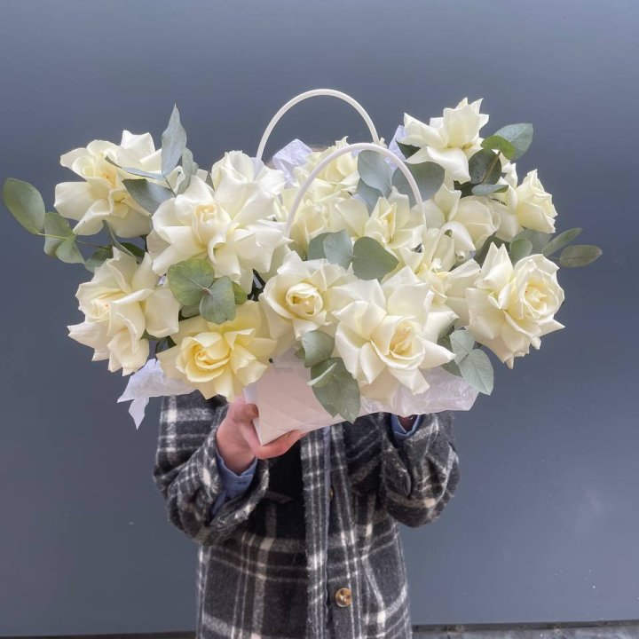 15 белых роз в сумочке в Нижнем Новгороде