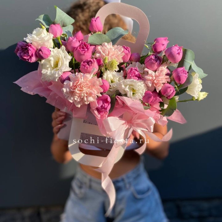 Сумочка с кустовой розой и диантусами в Нижнем Новгороде