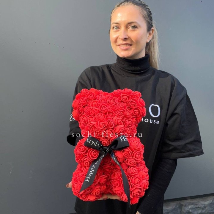 Медведь из роз красный в Нижнем Новгороде